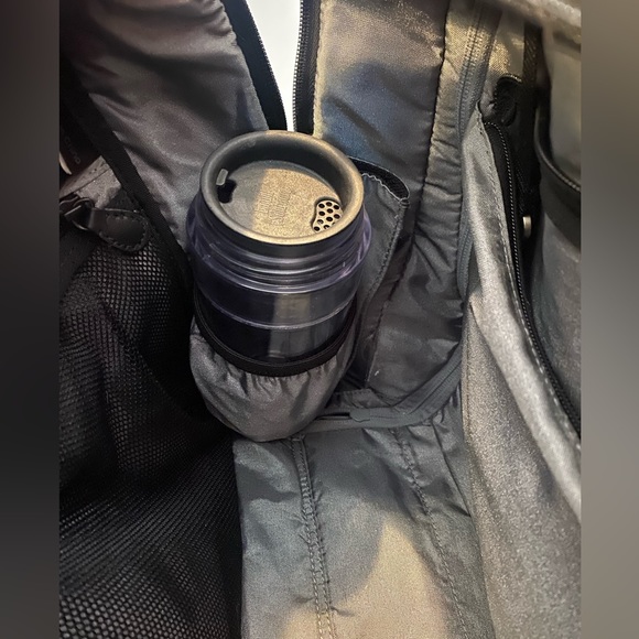 1 Victorinox rolling carry on, 2 Tumi Dopp kits, Travel organizer and amenities - Picture 4 of 16